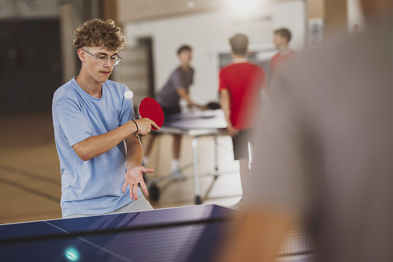 Giocatore che gioca sul tavolo da ping pong Cornilleau 500 Indoor
