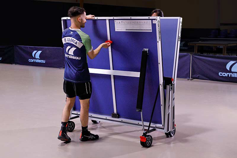 Persone che chiudono un tavolo da ping pong Cornilleau Competition 540 ITTF