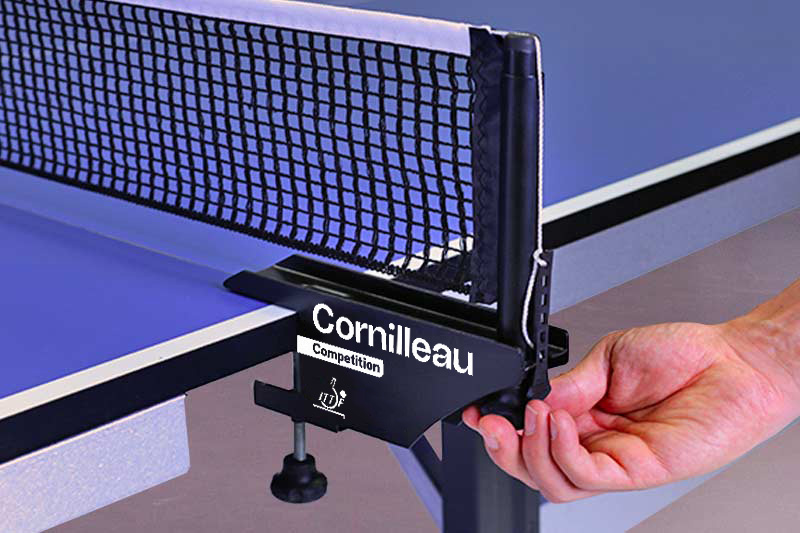 Mano che regola la rete del tavolo da ping pong Cornilleau Competition 610 ITTF